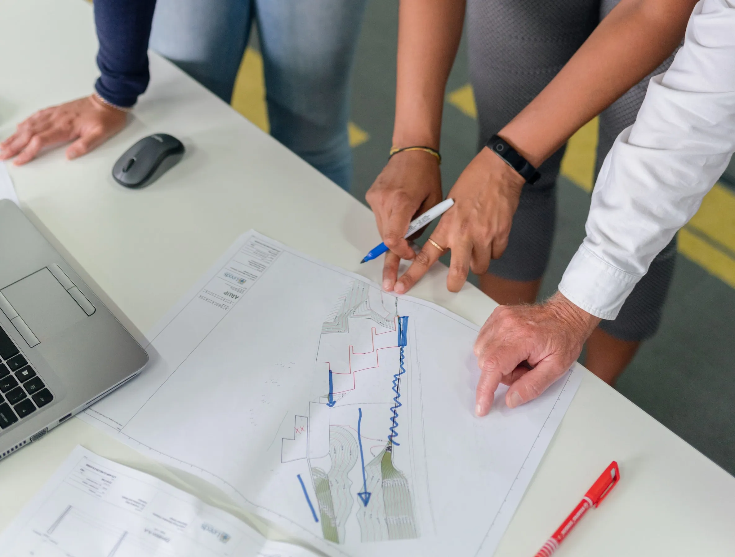 Picture showing people discussing engineering changes in a collaborative environment